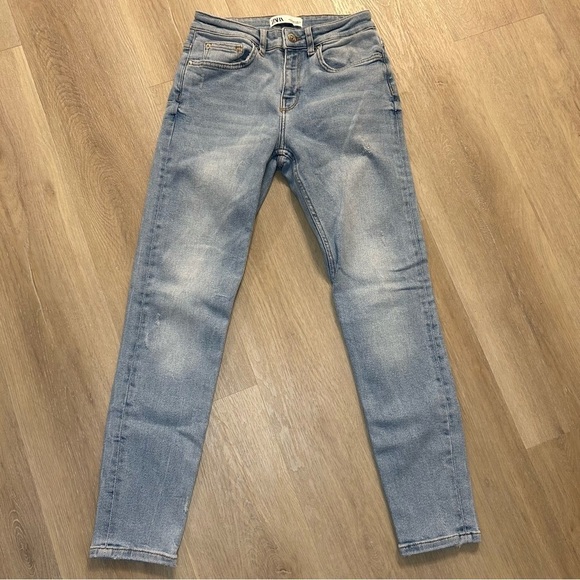 Zara Woman Slim Fit - Skinny Leg - Mid-Rise Jeans - Picture 6 of 13